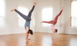 Cara Melatih Keseimbangan Tubuh dengan Gerakan Handstand