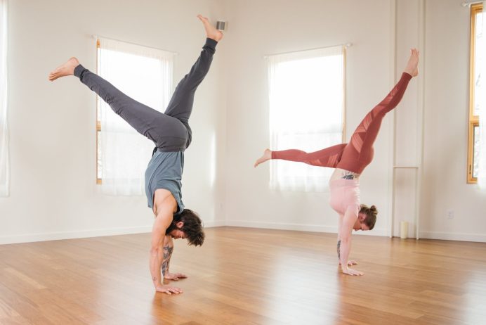 Cara Melatih Keseimbangan Tubuh dengan Gerakan Handstand