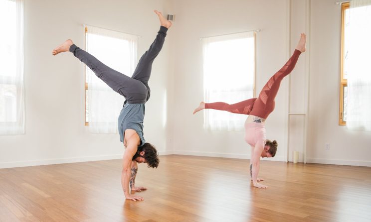 Cara Melatih Keseimbangan Tubuh dengan Gerakan Handstand