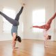 Cara Melatih Keseimbangan Tubuh dengan Gerakan Handstand