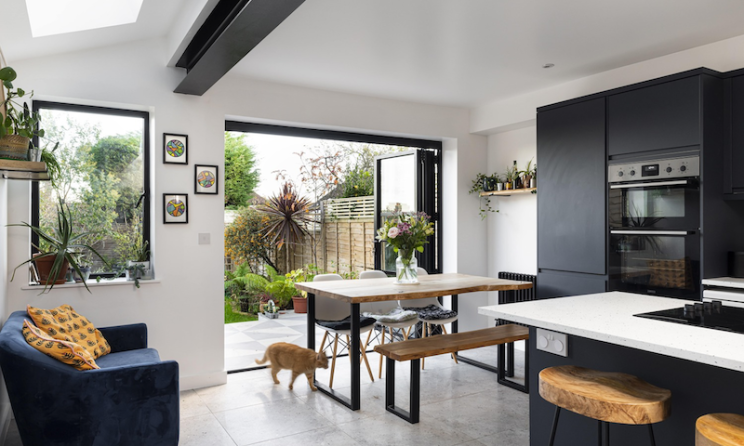 ruang terbuka luas dengan keramik besar